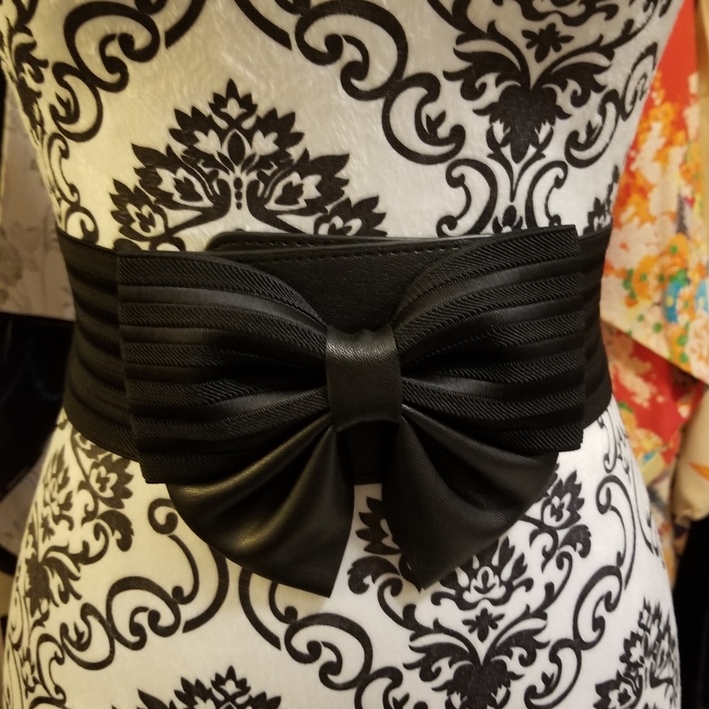 Wide pleather belt with bow.